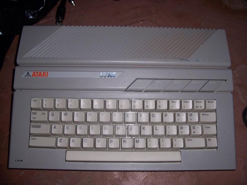 Vista frontal del ordenador Atari 65XE