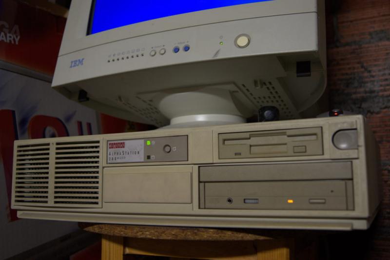Vista general de el ordenador Digital AlphaStation 200