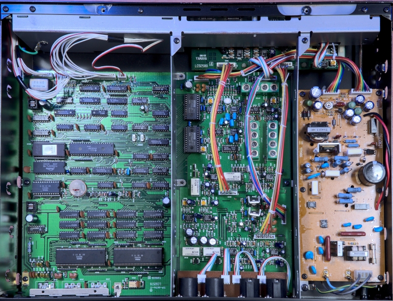 Interior del procesador Yamaha Rev7